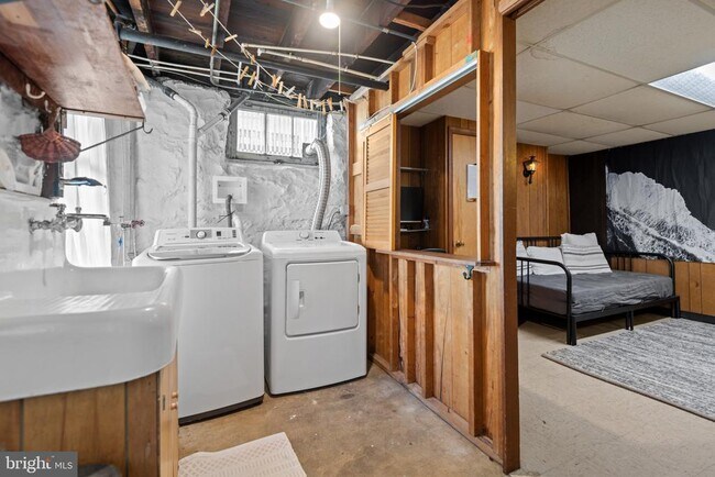 Building Photo - 1228 W 37th St