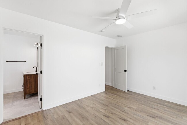 Building Photo - Beautiful modern 3 Bed + 3 Bath House + Pool + Garage