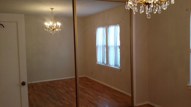 Building Photo - Occupied, do not disturb tenants. Barge-Chestnut Historic District Craftsman 2br 2ba home, with a...