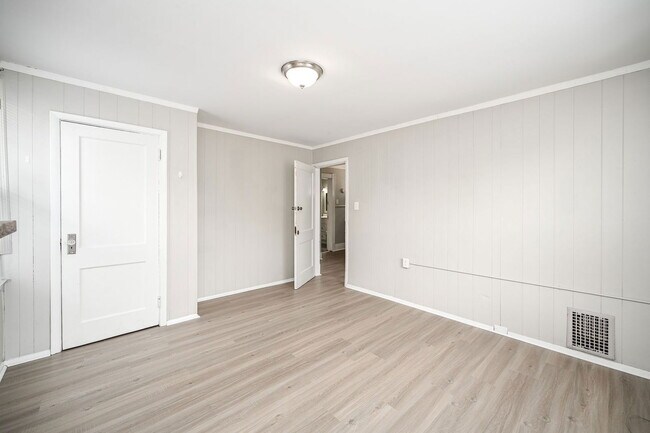 Building Photo - 2317 Stratford Ave