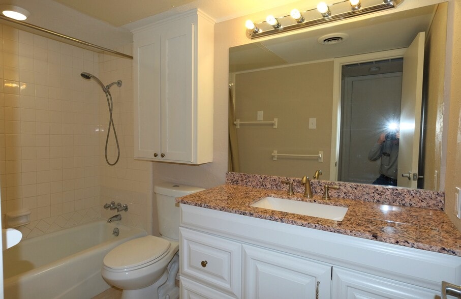 Building Photo - 7727 Meadow Park Dr