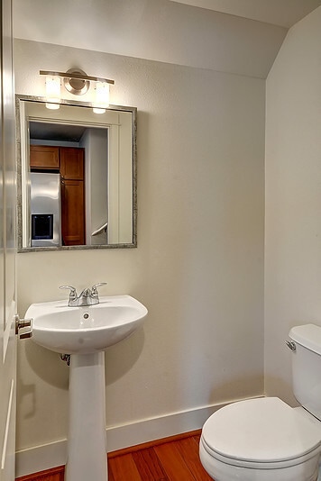 Building Photo - Gorgeous Townhouse in Green-Lake Community