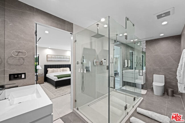 Building Photo - 201 S Bedford Dr