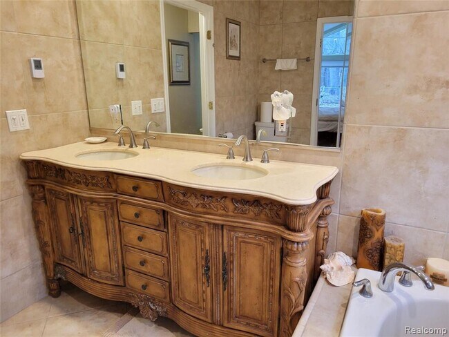 Building Photo - 18311 Norwich Rd