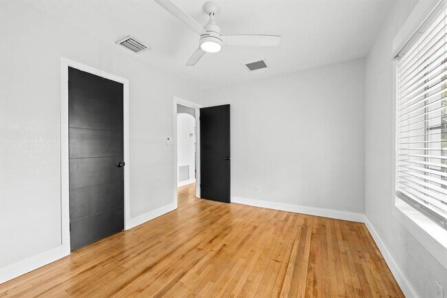 Building Photo - 411 SW 18th St