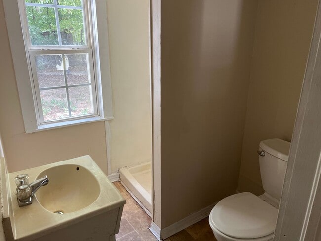 Building Photo - comfortable and convenient 2 bedroom 1 bathroom