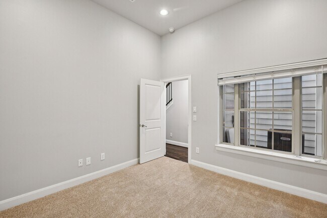 Building Photo - 1040 W 26th St