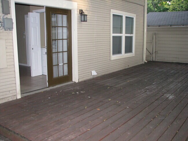 Building Photo - UT PRE-LEASE: North Campus 6 bed / 3 bath Remodel, High-End Kitchen Features SS Appliances, Wood ...