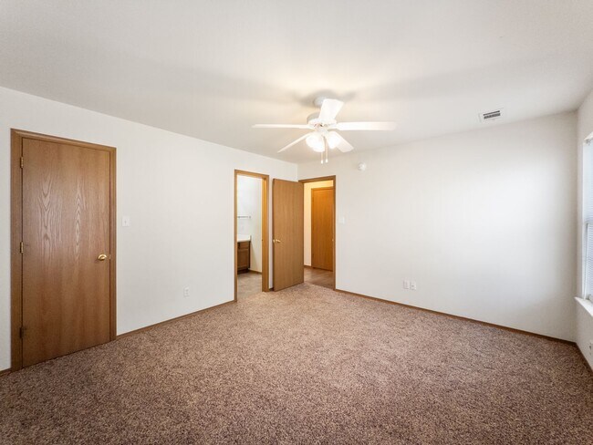 Building Photo - 1519-1521 Fianna Place Ct