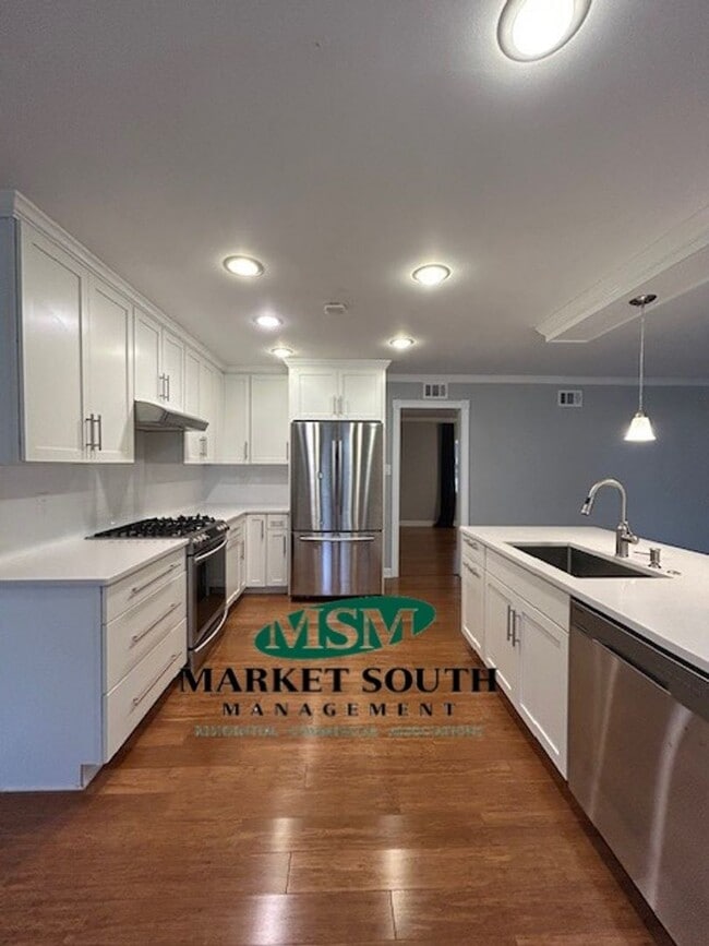 Building Photo - UPDATED MIDTOWN BEAUTY!!