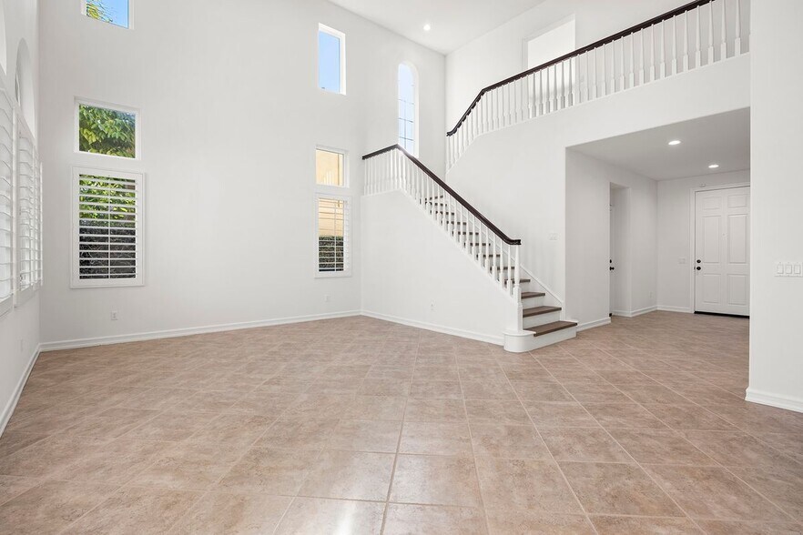 Building Photo - 2556 Pearblossom St