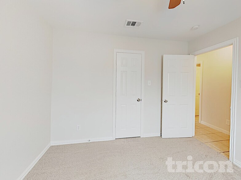 Building Photo - 822 Foxridge Dr