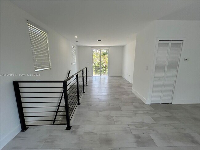 Building Photo - 3823 Thomas Ave