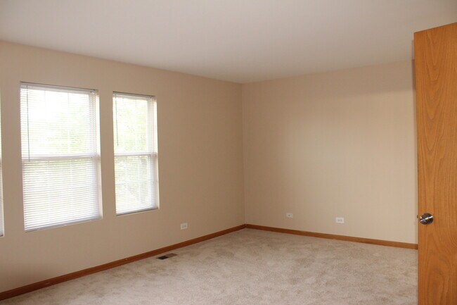 Building Photo - 273 Springbrook Trail S