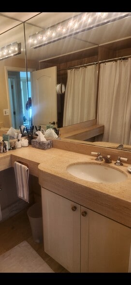 Building Photo - 700 Biltmore Way