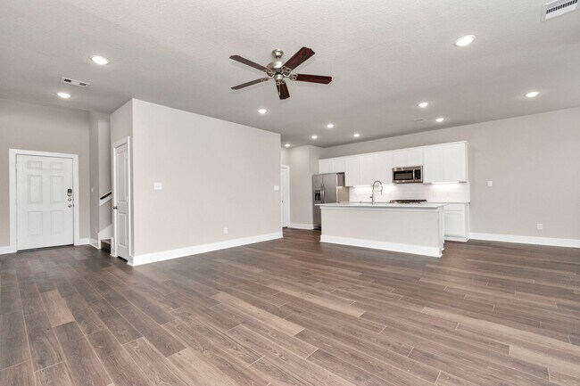Building Photo - The Live Oak – Where Comfort Meets Conveni...