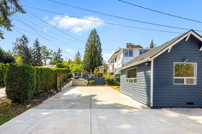 Building Photo - Charming 3 Bedroom Home on Expansive Lot – Ideal Location!