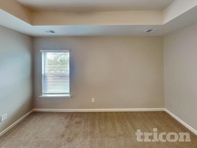 Building Photo - 725 Vanguard St