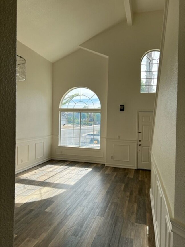 Building Photo - Spacious house in Elk Grove!