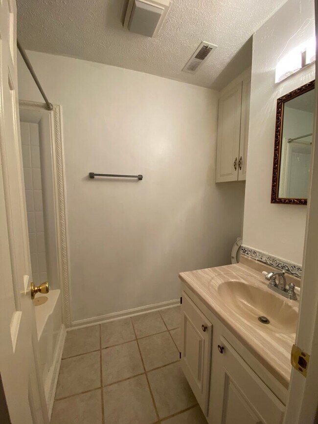 Building Photo - Spacious townhome by Peaks View Park