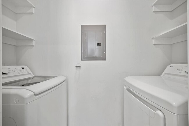 Building Photo - 6501 Columbia Oaks Ct