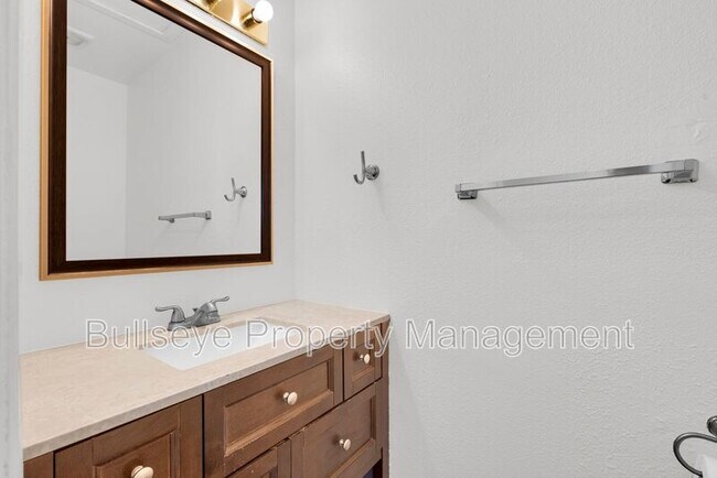 Building Photo - 1333 E Donner Dr