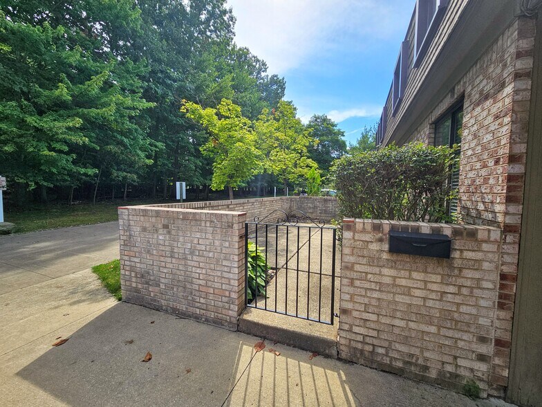 Gated courtyard - 837 Tollis Pkwy