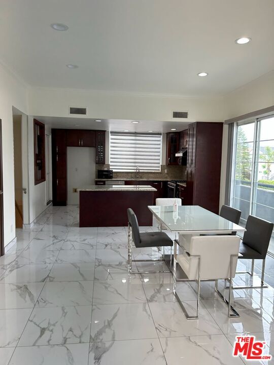 Building Photo - 7916 Blackburn Ave