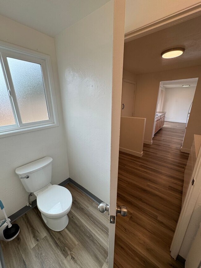 Building Photo - Updated 2 bedroom 1 1/2 bath duplex in Springfield!