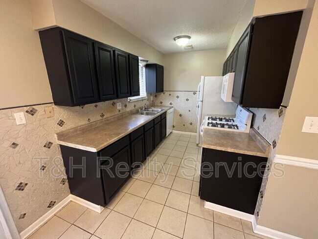 Building Photo - 1090 Greenwood Trail W Dr