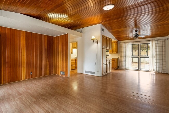 Building Photo - Centrally Located 3 Bedroom 1 Bathroom In ...