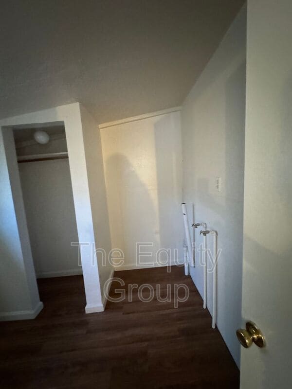 Building Photo - 449 1/2 W Maple Avenue