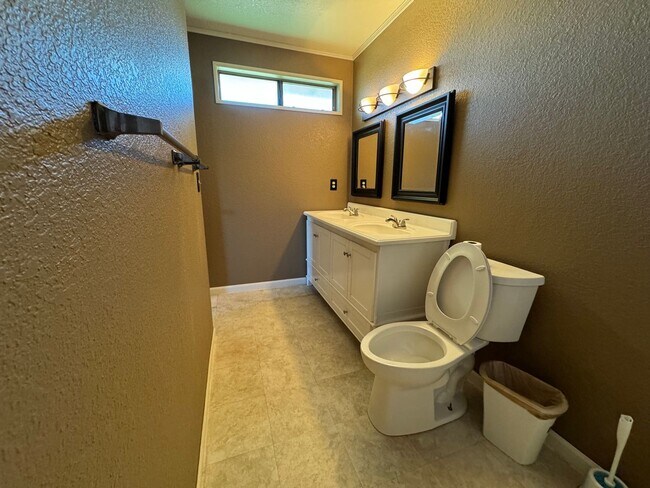 Building Photo - 3BR/2BA/1CG, 1489 sq.ft. rental in Huachuca City, AZ