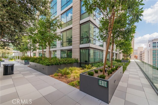 Building Photo - 400 S Broadway