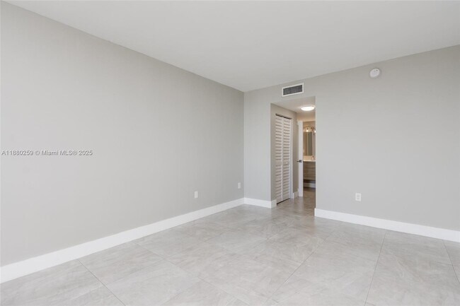 Building Photo - 500 Bayview Dr