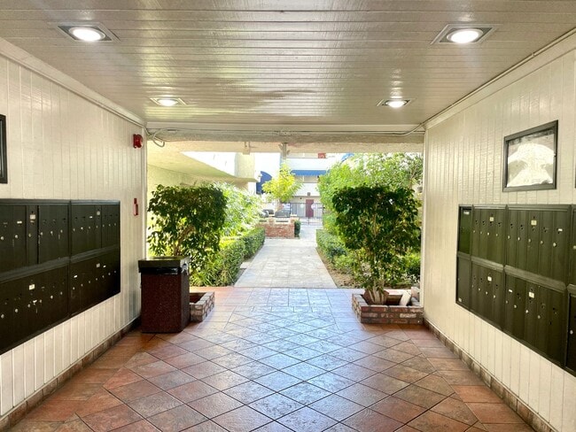 Building Photo - Beautiful 1 Bed/1 Bath Condo Apartment with Private Patio, Hardwood Flooring, Pool, and AC