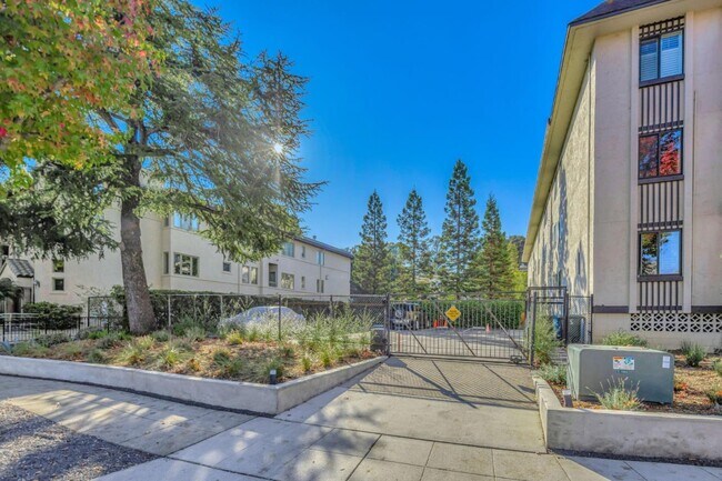 Building Photo - 1515 Floribunda Ave