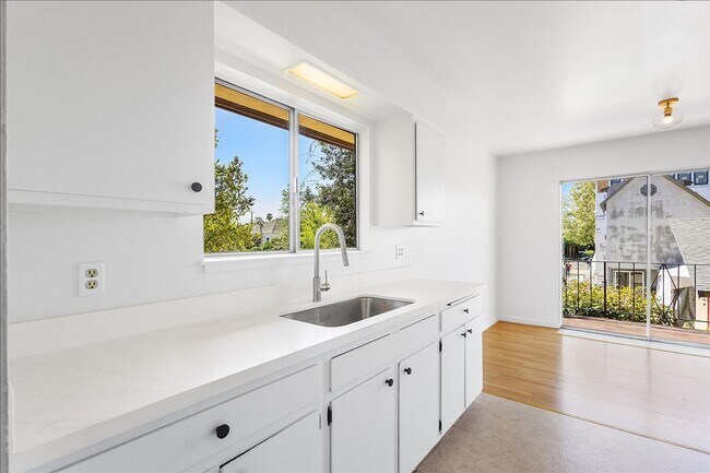 Building Photo - 2118 Alameda Ave