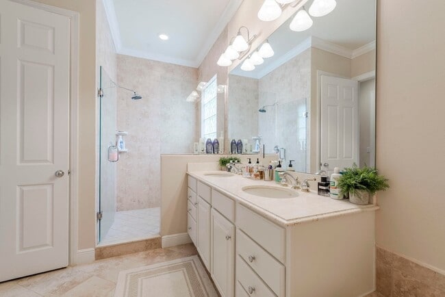 Building Photo - 106 Renaissance Dr