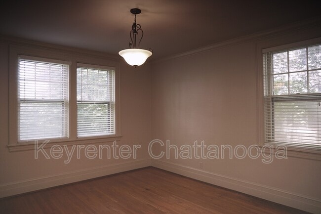 Building Photo - 190 N Crest Rd