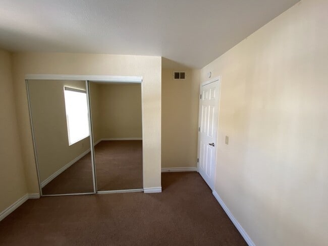 Building Photo - 3 Bedroom 2 bath condo located on second floor.