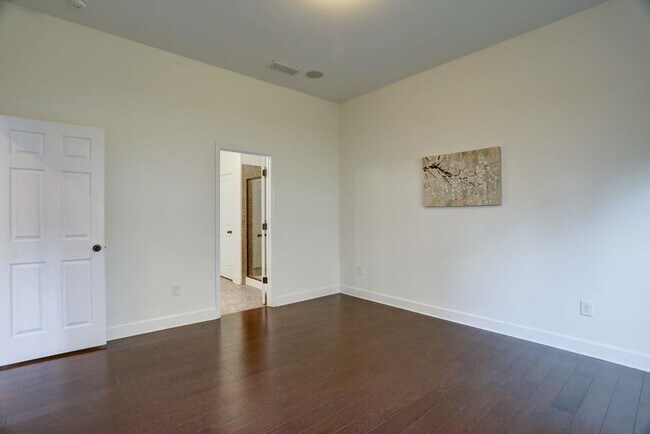 Building Photo - 104 Wellington Trce