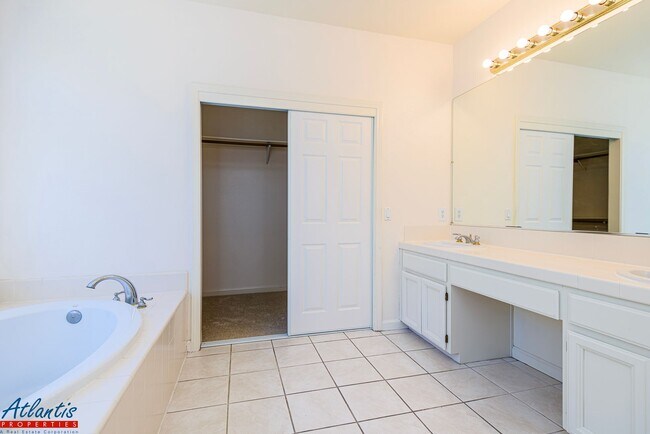 Building Photo - Beautiful Home | Remodeled Kitchen | Centr...