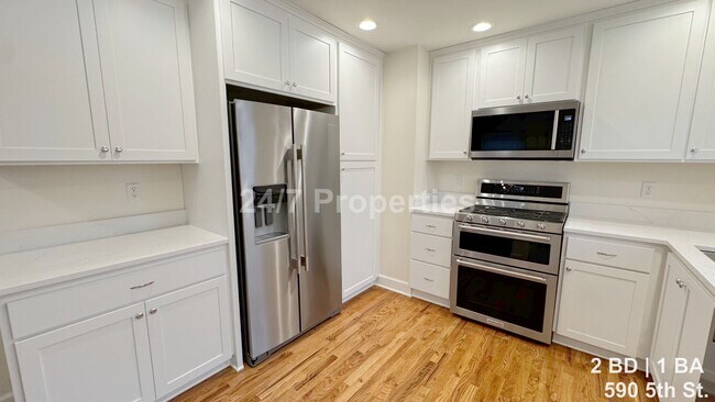Building Photo - Remodeled 2 BD | 1 BA Duplex - First Edition Lake Oswego