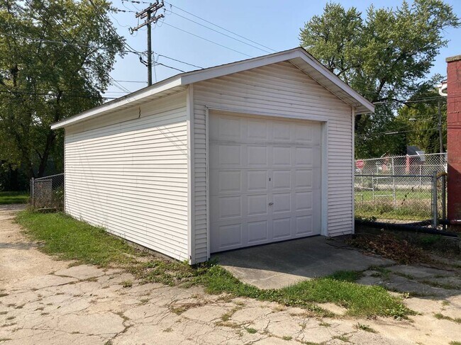 Detached garage - 144 W Main St