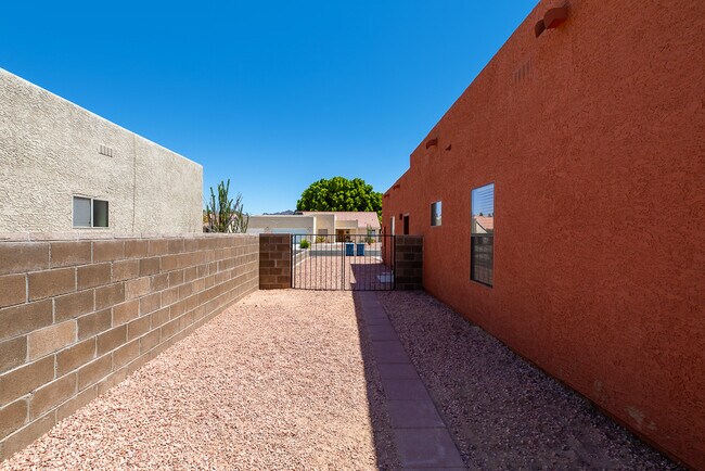Building Photo - 10213 S Del Rey Dr