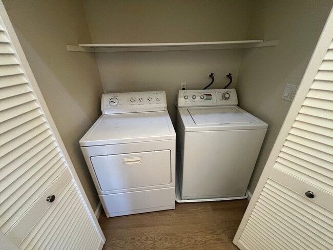 Building Photo - Beautiful 3 bed 2.5 bath Townhouse in Campbell with AC. This is a must see.