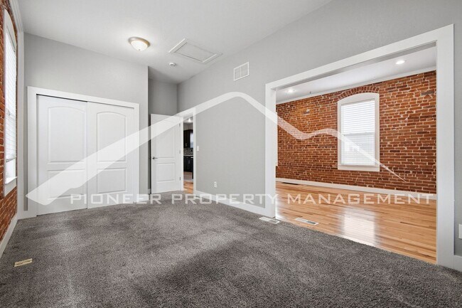 Building Photo - Charming Home with Washer/Dryer and Fenced Yard