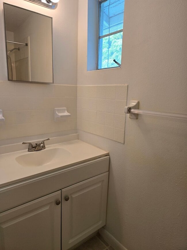 Building Photo - Adorable 2/1 House near Downtown Inverness!!!