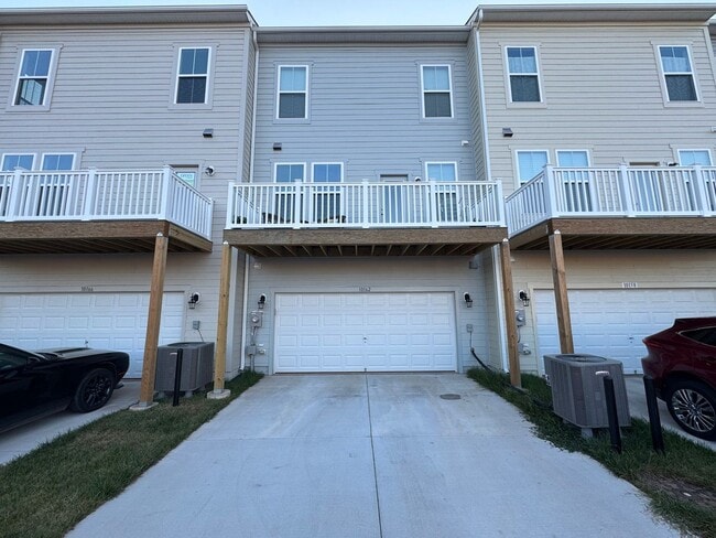 Building Photo - Modern 4 Bed 3.5 Bath Interior Townhome In Manassas City